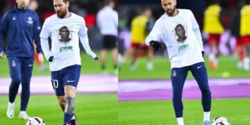 Jugadores del PSG portan playera con el rostro de la leyenda Pelé.