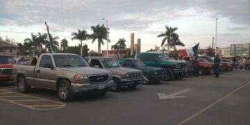 Club de autos lleva acabo evento a beneficio.