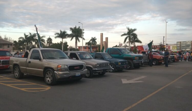 Club de autos lleva acabo evento a beneficio.