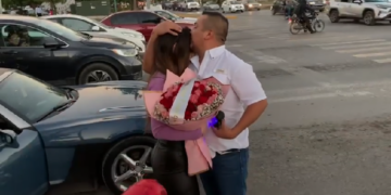 Le pide matrimonio a su amada en la vía pública.