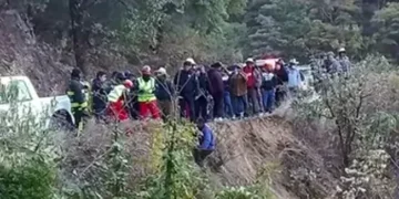 Grupo musical cae a un barranco; reportan 3 muertos