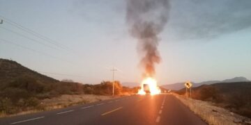 Esta madrugada de incendio tráiler en carretera Jaumave