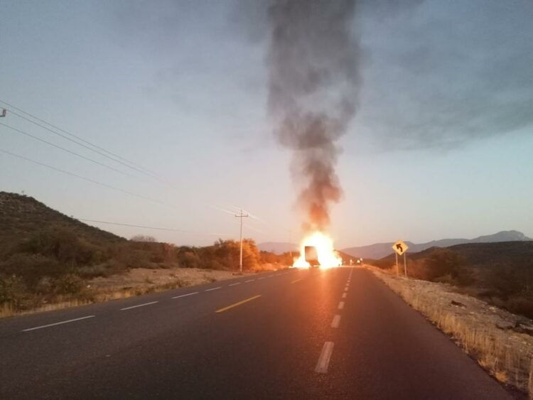 Esta madrugada de incendio tráiler en carretera Jaumave