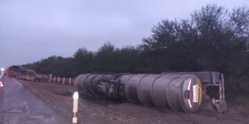 Tras volcadura pipa derrama combustible a la altura de Güemez