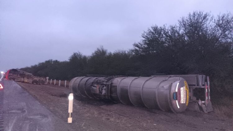 Tras volcadura pipa derrama combustible a la altura de Güemez