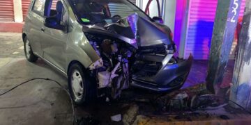 Conductor ebrio estrella vehiculó contra poste en el cero carrera