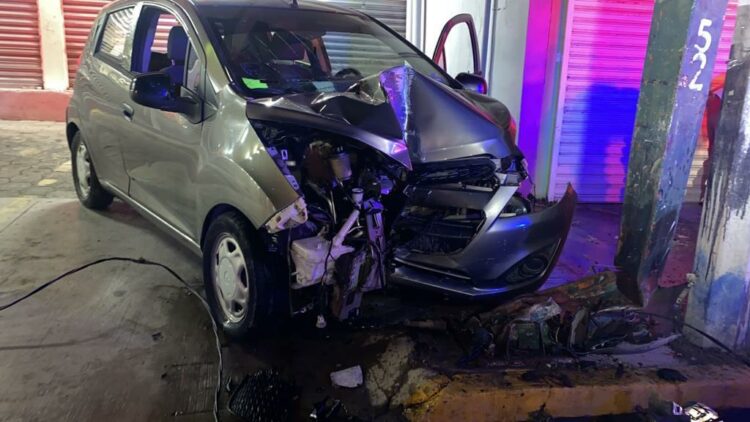 Conductor ebrio estrella vehiculó contra poste en el cero carrera