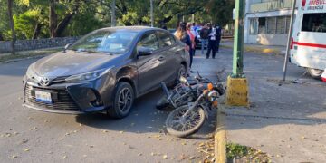Motociclista impacta con automóvil en el 15 bulevar