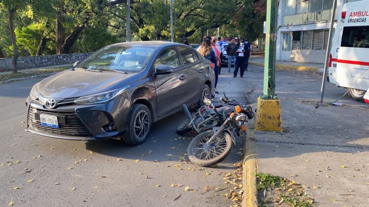 Motociclista impacta con automóvil en el 15 bulevar