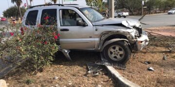 Se cruza semáforo y provoca fuerte accidente