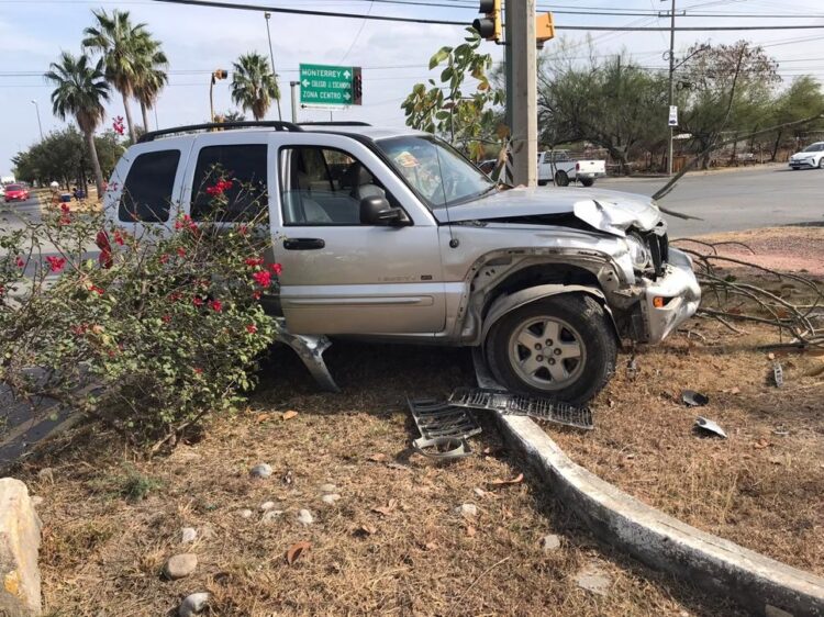 Se cruza semáforo y provoca fuerte accidente