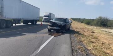 Camioneta se zafa de tirón e impacta contra tráiler