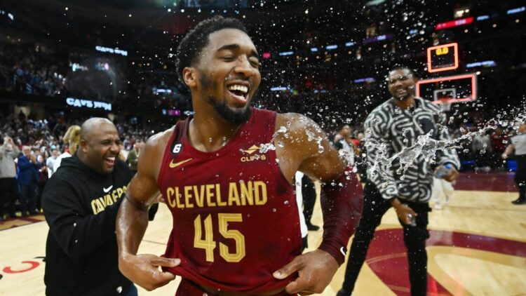 Donovan Mitchell rompe récord con 71 puntos anotados