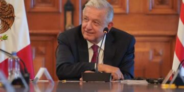 AMLO evalúa trabajos en carretera de Oaxaca.