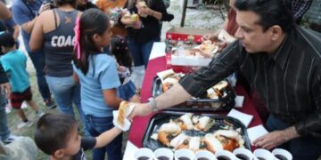 Alcalde de Victoria comparte rosca con vecinos de la San Marcos