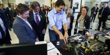 Justin Trudeau lleva acabo recorrido en instituto de Canadá.