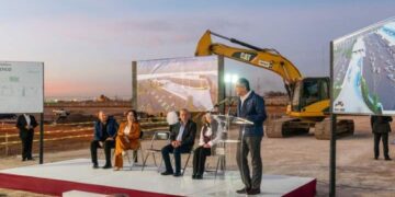 Américo Villareal y Carmen Lilia Canturosas acuden a poner la primer piedra de un importante proyecto en Nuevo Laredo.