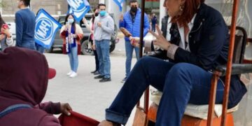 Locatarios del Mercado Argüelles son visitados por la candidata a la Senaduría Imelda SanMiguel.