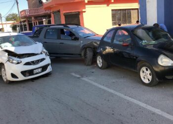 Mujer provoca carambola y March queda destrozado