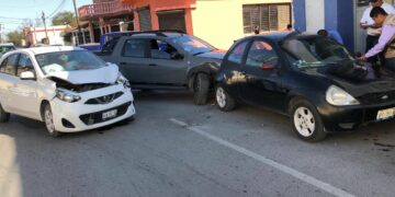 Mujer provoca carambola y March queda destrozado