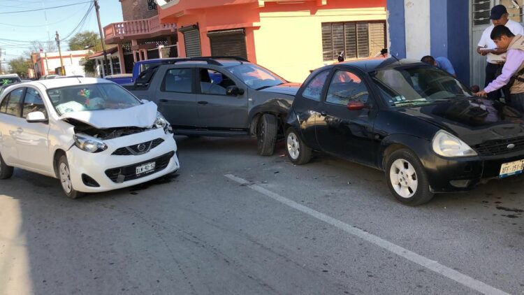 Mujer provoca carambola y March queda destrozado
