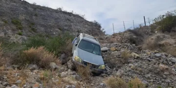 Camioneta se cae del barranco en carretera a Jaumave