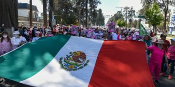Miles protestan en el Zócalo contra el plan B