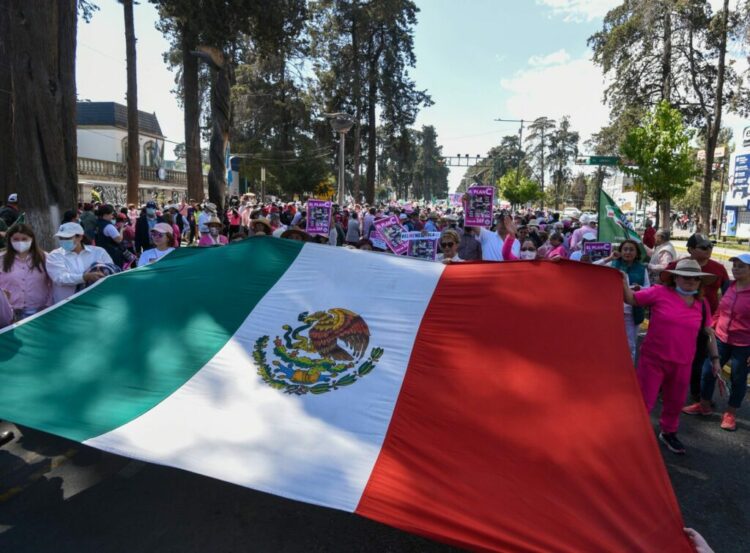 Miles protestan en el Zócalo contra el plan B