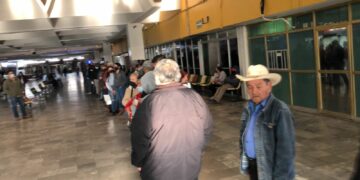 Abarrotan central camionera para ejercer el voto