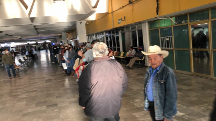 Abarrotan central camionera para ejercer el voto