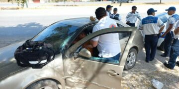 Joven choca contra árbol por evitar pipa