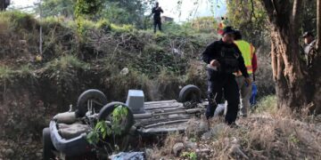 Vuelca CR-V en el vado de la San Marcos