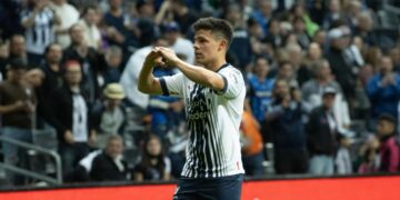 Directiva de Rayados reconoció al Tamaulipeco Arturo González por sus 200 partidos como rayado.