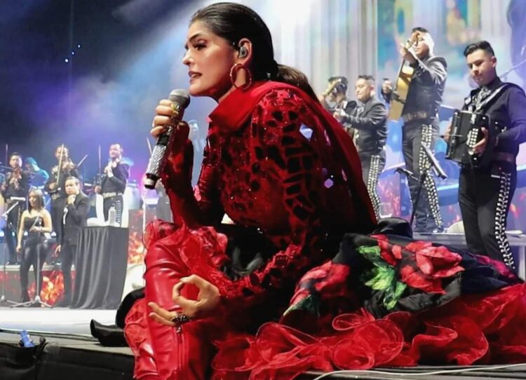 Ana Bárbara una cantante mexicana posedora de una hermosa voz.