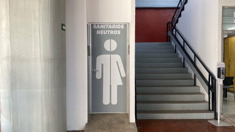 Facultad De Medicina De La UNAM inaugura baños neutros.