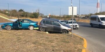 Falla mecánica provoca accidente frente al registro civil