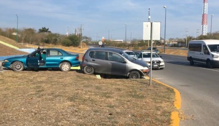 Falla mecánica provoca accidente frente al registro civil