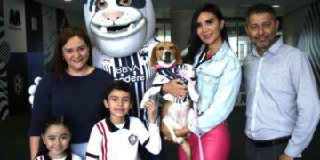 Rayados entrega  perrita a integrantes de su familia.