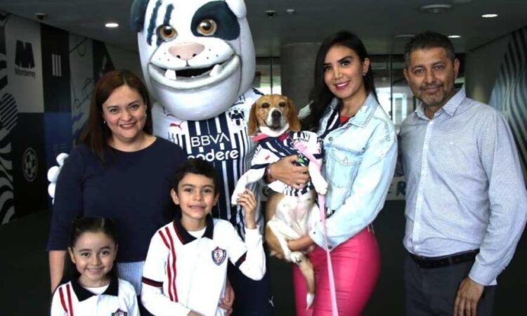 Rayados entrega perrita a integrantes de su familia.