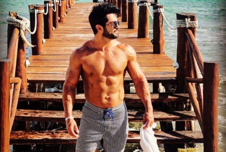 Arturo Carmona un regio con un gran físico que ha robado suspiros.