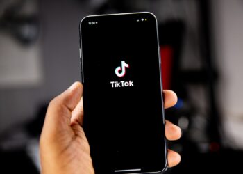 Comisión Europea prohíbe instalar TikTok a sus trabajadores