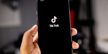 Comisión Europea prohíbe instalar TikTok a sus trabajadores