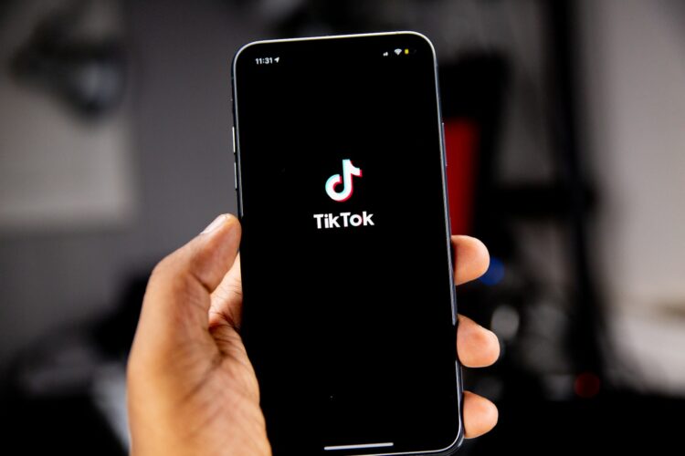 Comisión Europea prohíbe instalar TikTok a sus trabajadores