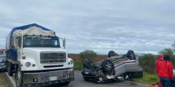 Choque multiple provoca volcadura