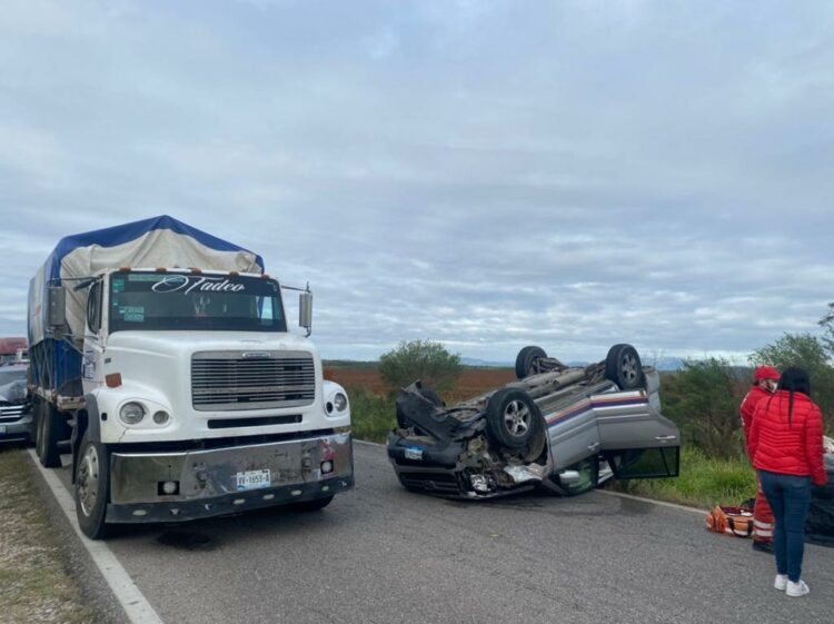 Choque multiple provoca volcadura