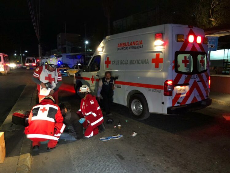 Cae del micro en estado de ebriedad y se lesiona