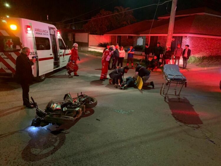 Pareja en moto se impacta contra camioneta en Valle de Aguayo