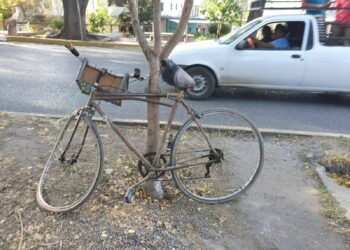 Ciclista de la tercera edad se impacta con Microbús