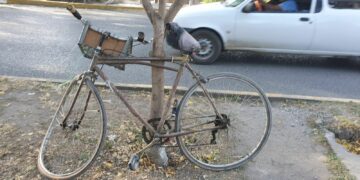 Ciclista de la tercera edad se impacta con Microbús
