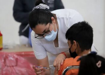 Se reanuda vacunación en escuelas de Victoria